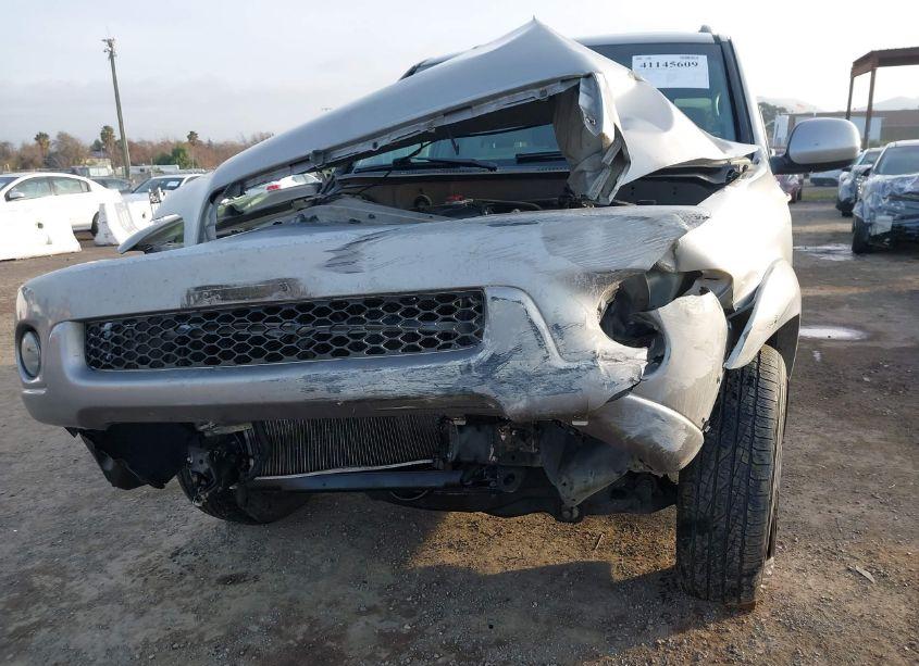 Photo 6 of 2004 Toyota Sequoia SR5 V8 (VIN 5TDZT34A64S214397)