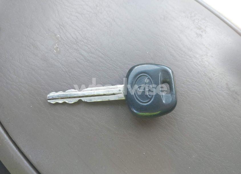 Photo 11 of 2004 Toyota Sequoia SR5 V8 (VIN 5TDZT34A64S218109)