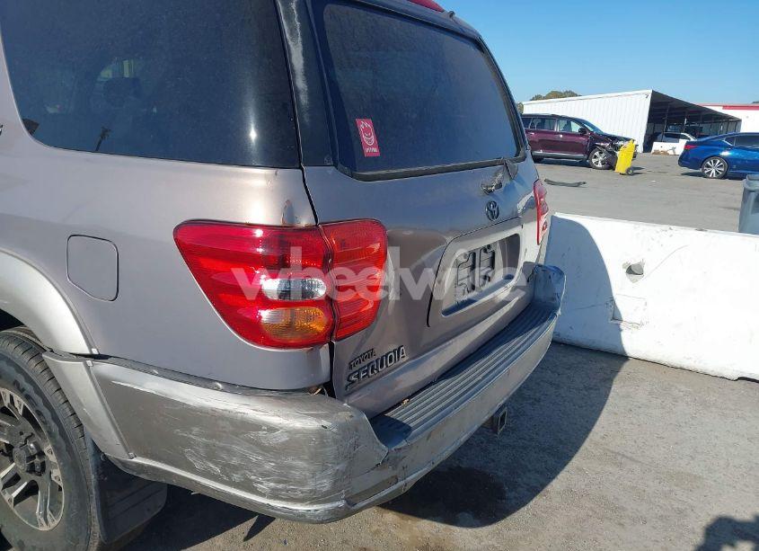 Photo 12 of 2002 Toyota Sequoia SR5 V8 (VIN 5TDZT34A72S117383)