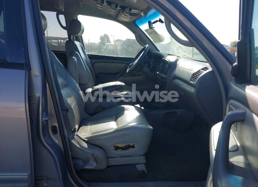 Photo 5 of 2002 Toyota Sequoia SR5 V8 (VIN 5TDZT34A72S117383)