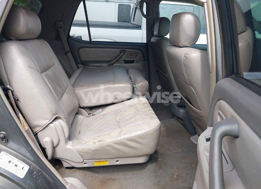 Photo 8 of 2004 Toyota Sequoia SR5 V8 (VIN 5TDZT34A74S235436)