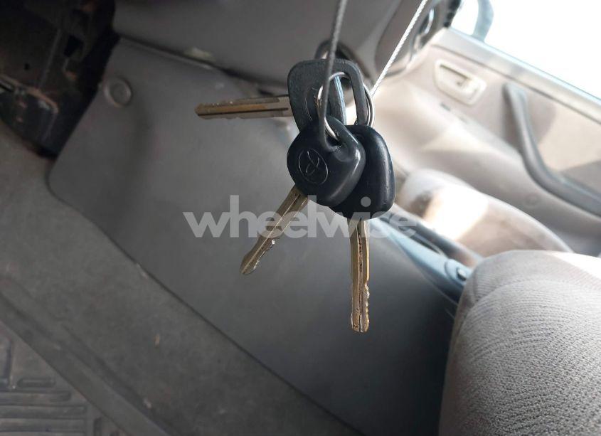 Photo 11 of 2004 Toyota Sequoia SR5 V8 (VIN 5TDZT34A84S217320)