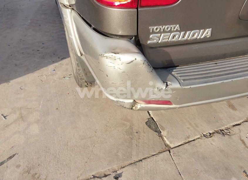 Photo 13 of 2004 Toyota Sequoia SR5 V8 (VIN 5TDZT34A84S217320)