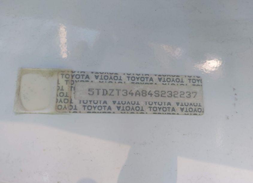 Photo 9 of 2004 Toyota Sequoia SR5 V8 (VIN 5TDZT34A84S232237)