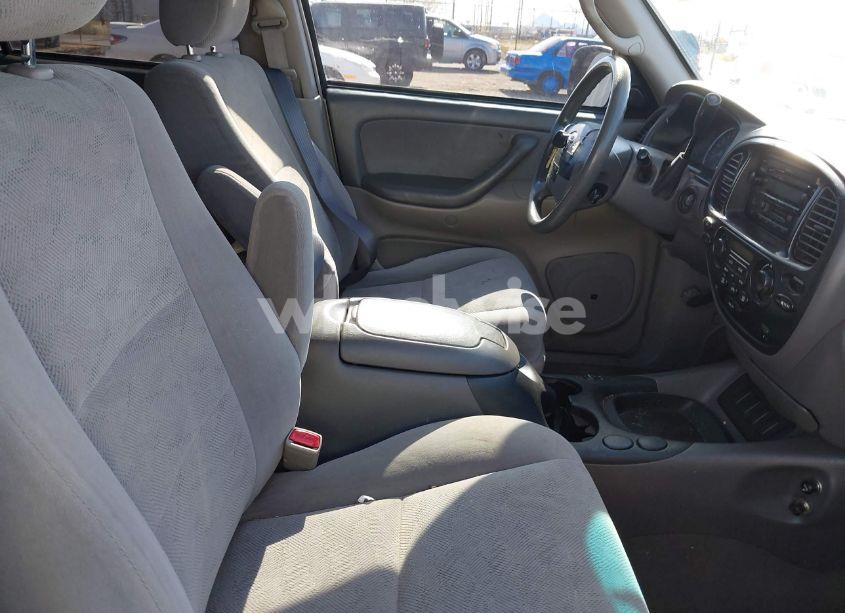 Photo 5 of 2005 Toyota Sequoia SR5 V8 (VIN 5TDZT34A85S247032)