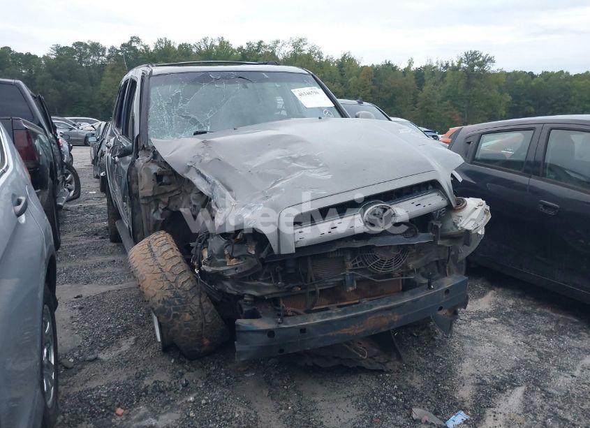 2005 Toyota Sequoia SR5 V8 (VIN 5TDZT34A85S258788) main photo