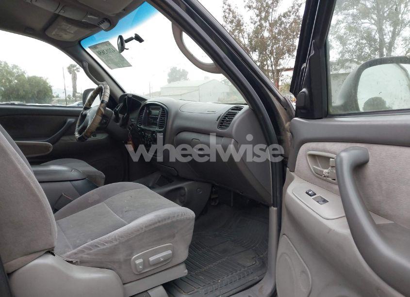 Photo 5 of 2002 Toyota Sequoia SR5 V8 (VIN 5TDZT34A92S122584)