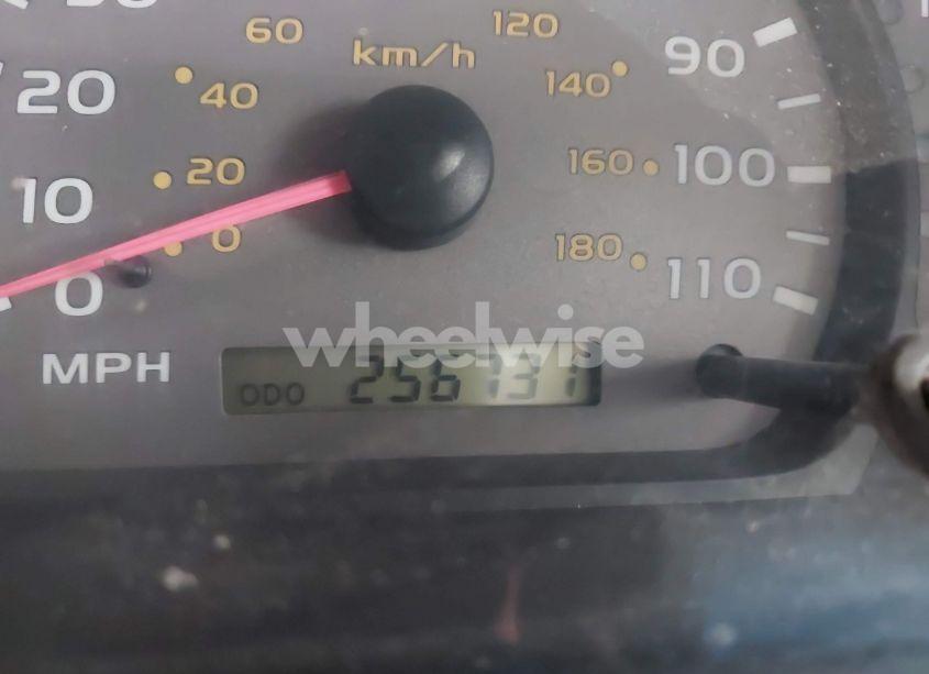 Photo 7 of 2002 Toyota Sequoia SR5 V8 (VIN 5TDZT34A92S122584)