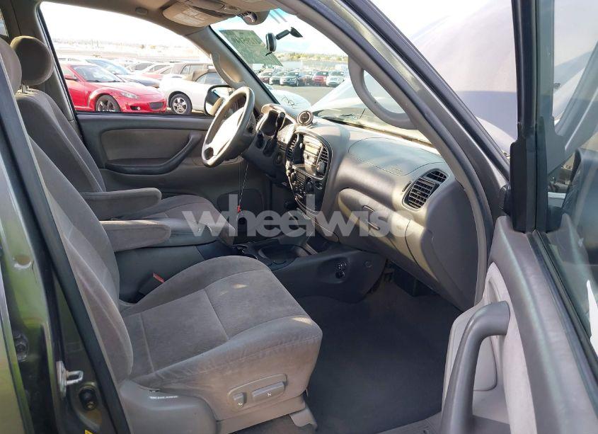 Photo 5 of 2004 Toyota Sequoia SR5 V8 (VIN 5TDZT34A94S230576)