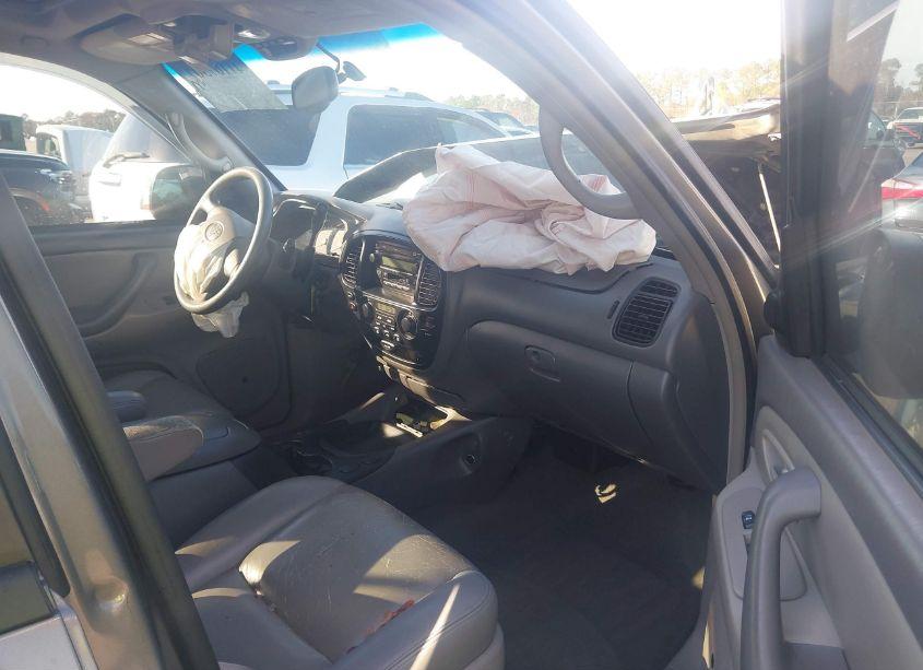 Photo 5 of 2005 Toyota Sequoia SR5 V8 (VIN 5TDZT34A95S247640)