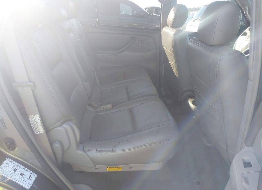 Photo 8 of 2005 Toyota Sequoia SR5 V8 (VIN 5TDZT34A95S247640)