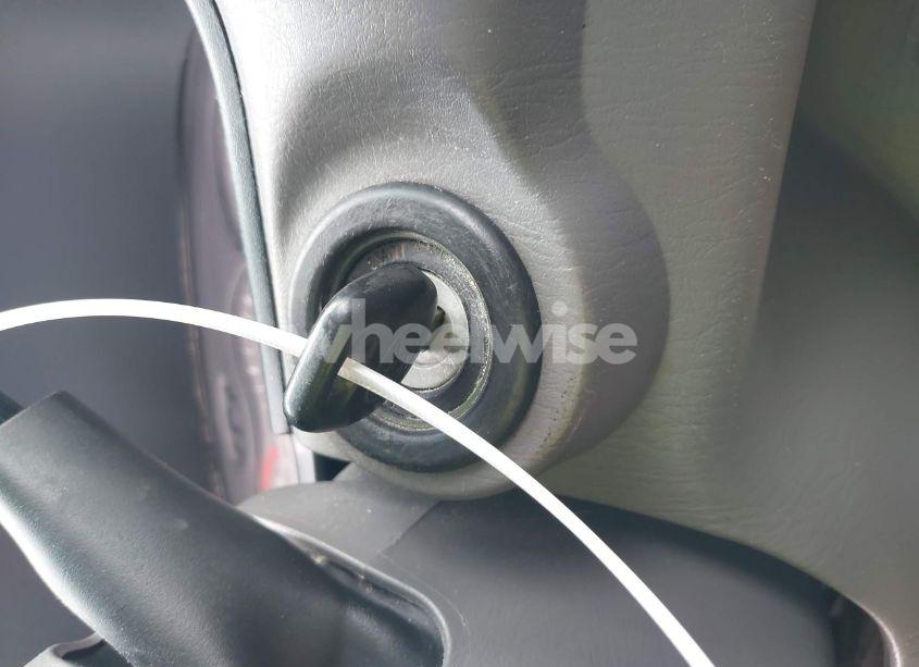 Photo 11 of 2001 Toyota Sequoia SR5 V8 (VIN 5TDZT34AX1S042371)