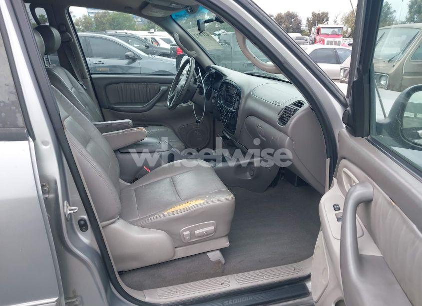 Photo 5 of 2001 Toyota Sequoia SR5 V8 (VIN 5TDZT34AX1S042371)