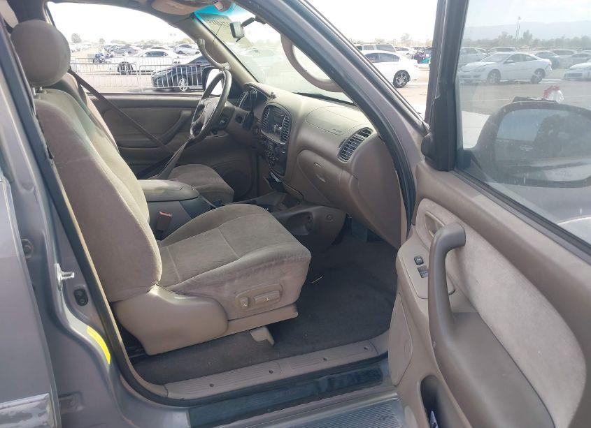 Photo 5 of 2002 Toyota Sequoia SR5 (VIN 5TDZT34AX2S086579)