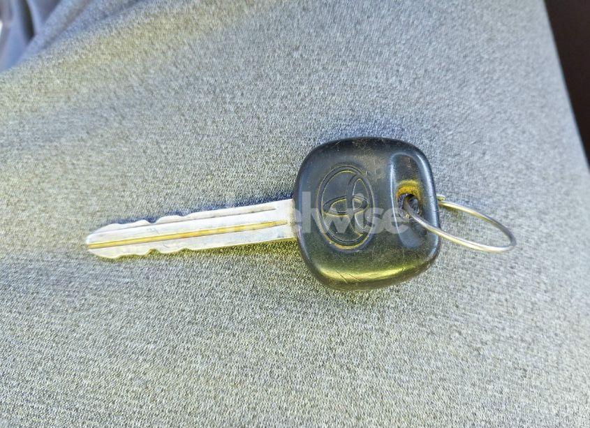 Photo 11 of 2002 Toyota Sequoia SR5 V8 (VIN 5TDZT34AX2S099039)