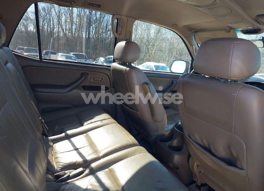 Photo 8 of 2002 Toyota Sequoia SR5 V8 (VIN 5TDZT34AX2S099039)