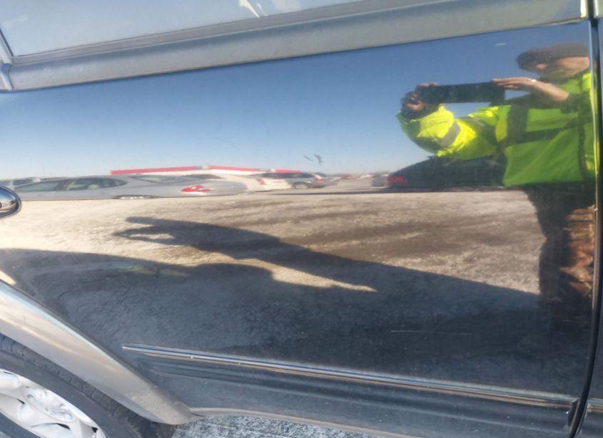 Photo 12 of 2003 Toyota Sequoia SR5 V8 (VIN 5TDZT34AX3S166031)