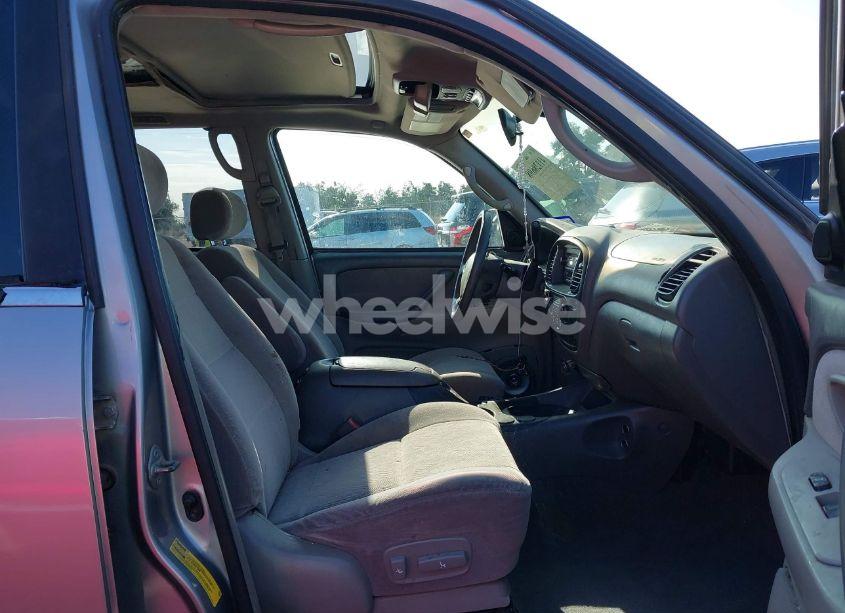 Photo 5 of 2004 Toyota Sequoia SR5 V8 (VIN 5TDZT34AX4S205587)