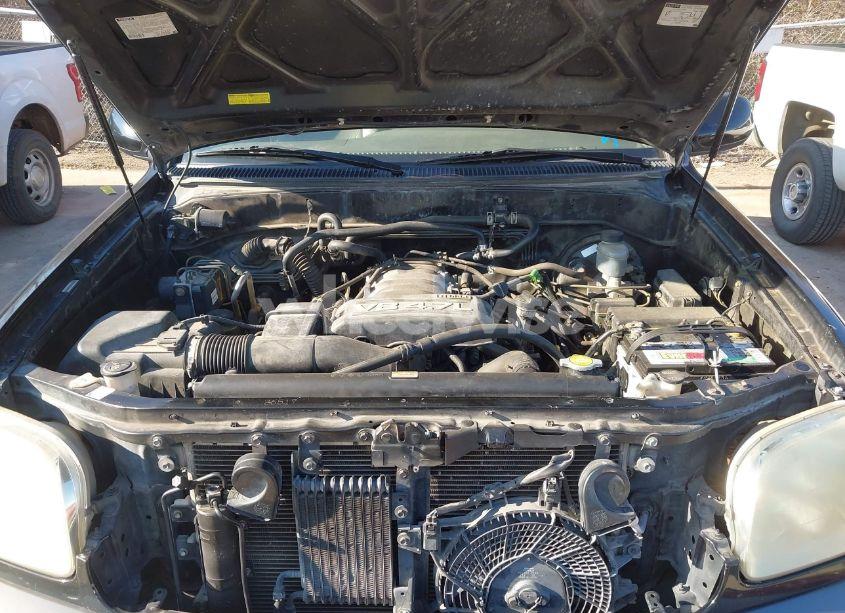 Photo 10 of 2004 Toyota Sequoia SR5 V8 (VIN 5TDZT34AX4S207193)