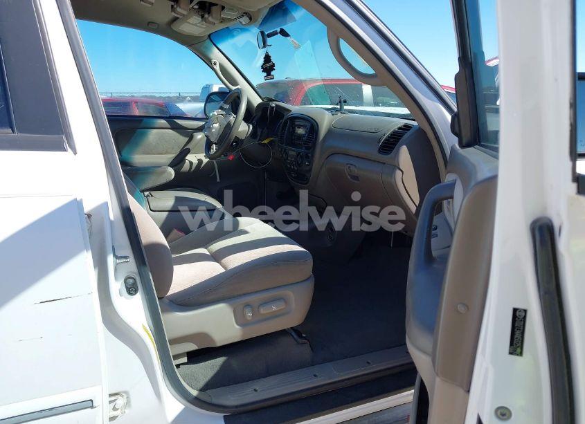 Photo 5 of 2005 Toyota Sequoia SR5 V8 (VIN 5TDZT34AX5S252295)
