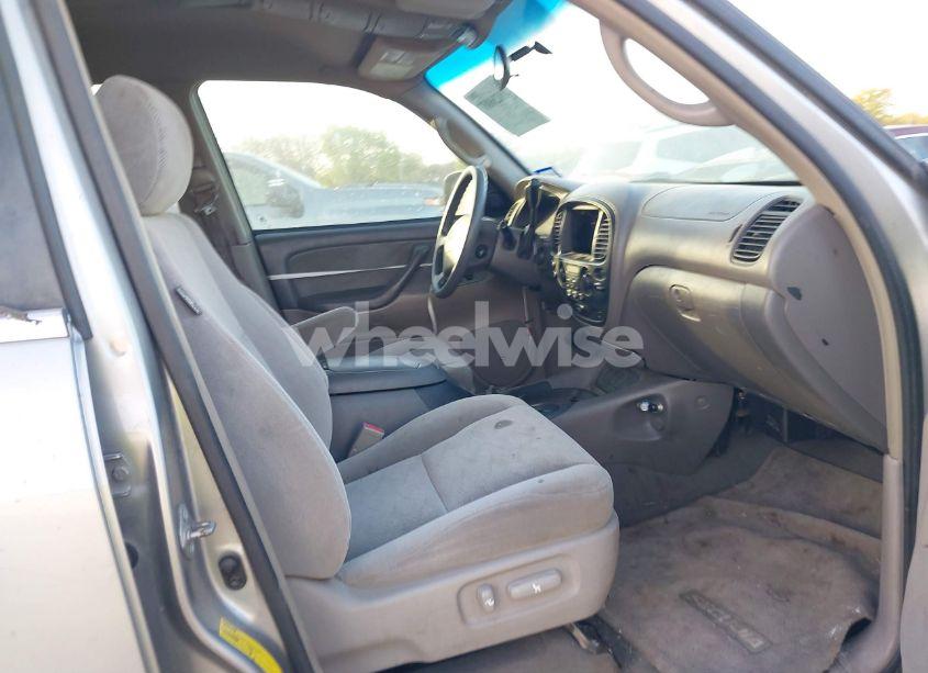 Photo 5 of 2005 Toyota Sequoia SR5 V8 (VIN 5TDZT34AX5S260090)