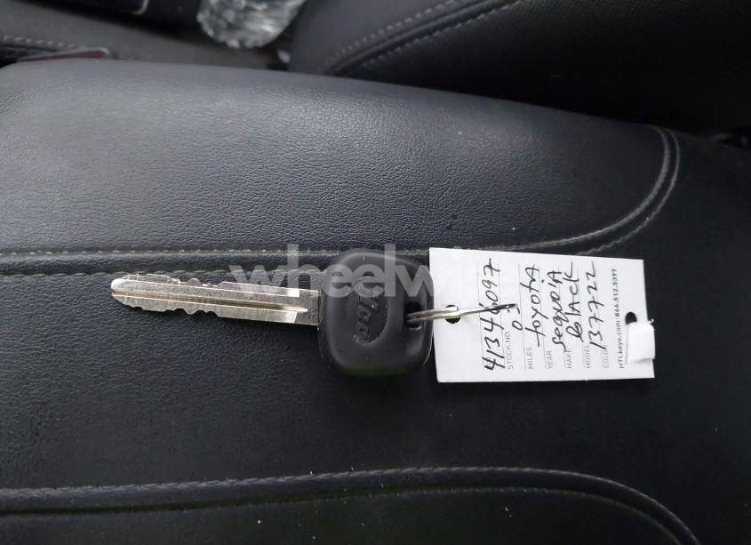 Photo 11 of 2003 Toyota Sequoia LIMITED V8 (VIN 5TDZT38AX3S137722)