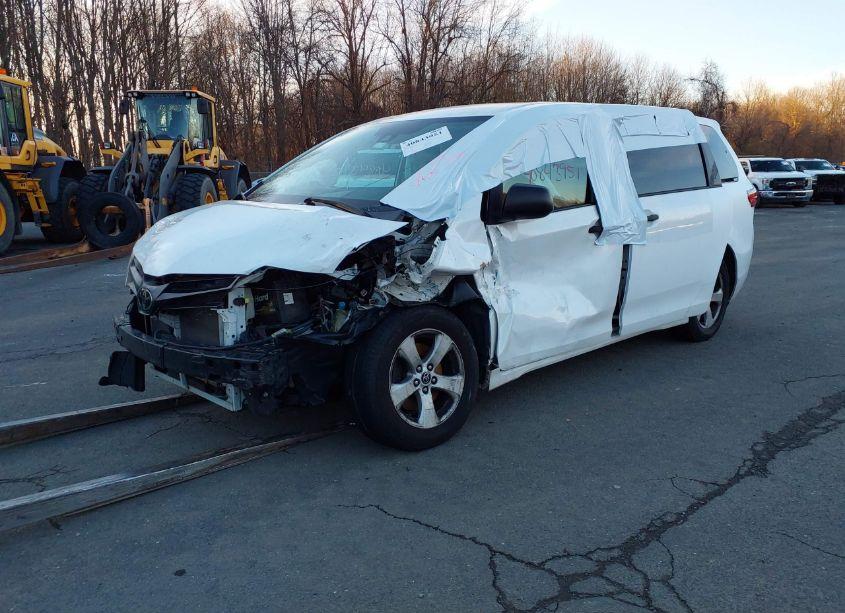 Photo 2 of 2020 Toyota Sienna L (VIN 5TDZZ3DC0LS033262)