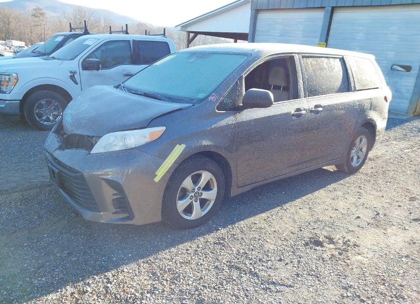Photo 2 of 2018 Toyota Sienna L 7 PASSENGER (VIN 5TDZZ3DC1JS952314)