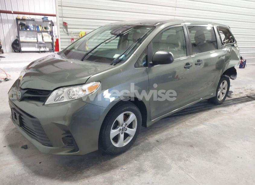 Photo 2 of 2020 Toyota Sienna L (VIN 5TDZZ3DC1LS046716)