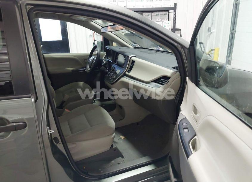 Photo 5 of 2020 Toyota Sienna L (VIN 5TDZZ3DC1LS046716)