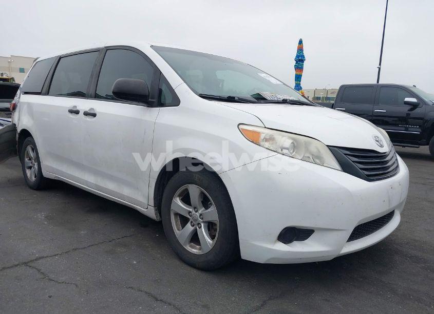 2017 Toyota Sienna L 7 PASSENGER (VIN 5TDZZ3DC2HS800102) main photo