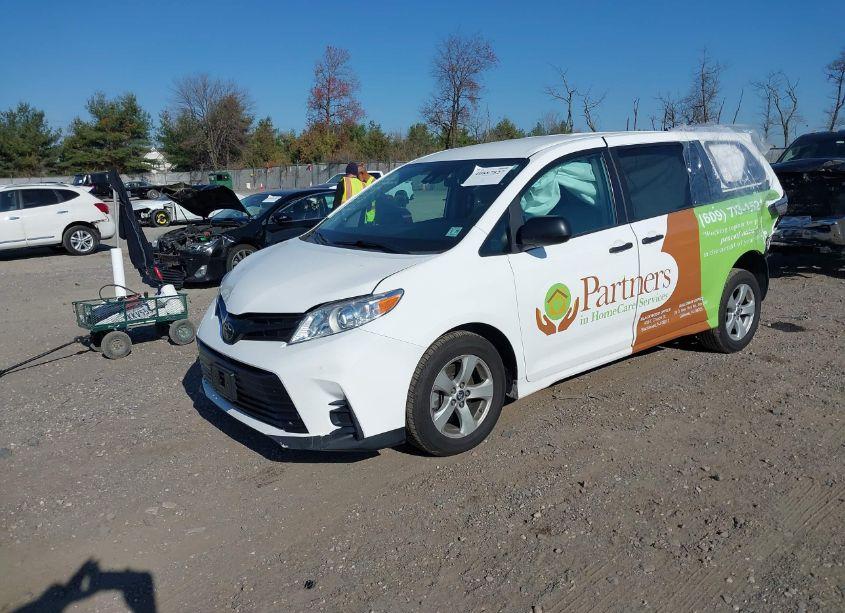 Photo 2 of 2020 Toyota Sienna L (VIN 5TDZZ3DC2LS066487)