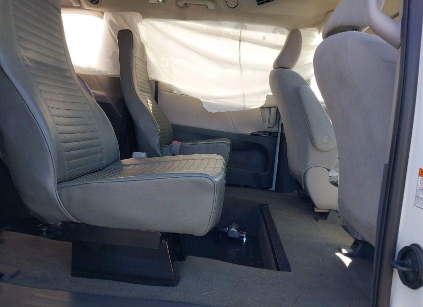 Photo 8 of 2020 Toyota Sienna L (VIN 5TDZZ3DC2LS066487)