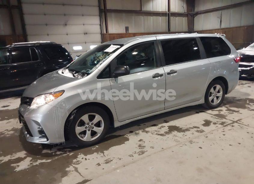 Photo 2 of 2020 Toyota Sienna L (VIN 5TDZZ3DC2LS082625)