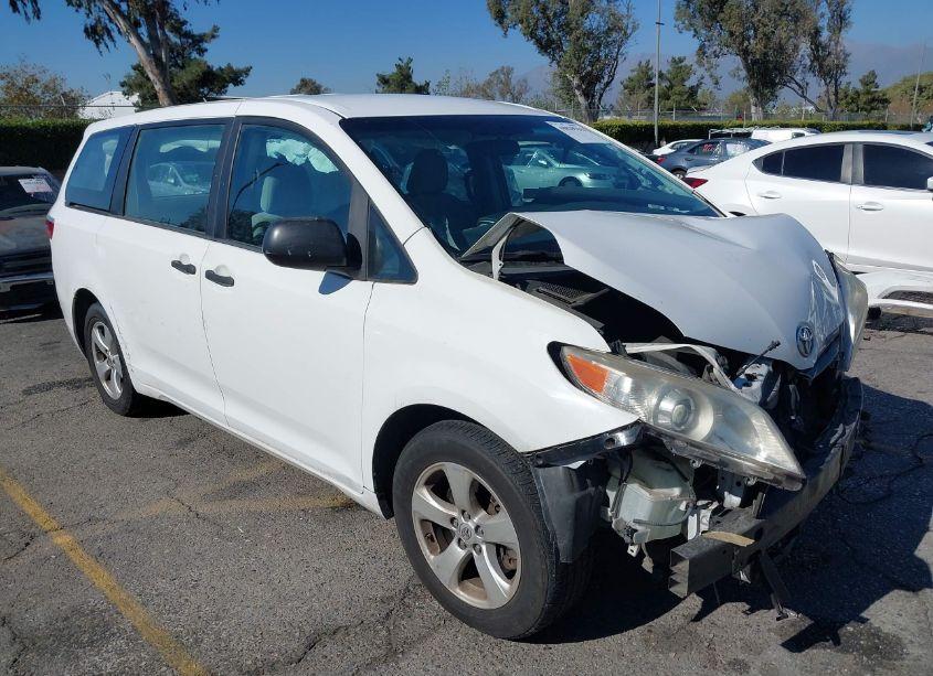 2017 Toyota Sienna L 7 PASSENGER (VIN 5TDZZ3DC3HS870546) main photo