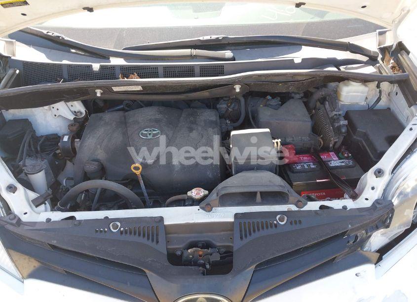 Photo 10 of 2019 Toyota Sienna L 7 PASSENGER (VIN 5TDZZ3DC4KS015569)