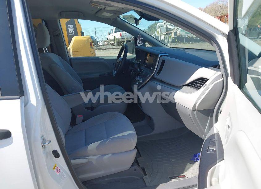 Photo 5 of 2019 Toyota Sienna L 7 PASSENGER (VIN 5TDZZ3DC4KS015569)