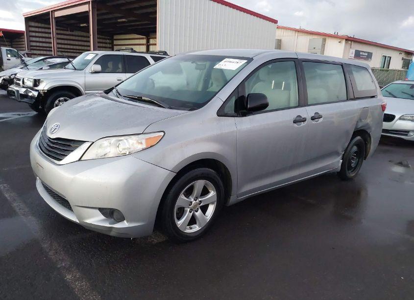 Photo 2 of 2017 Toyota Sienna L 7 PASSENGER (VIN 5TDZZ3DC5HS799625)