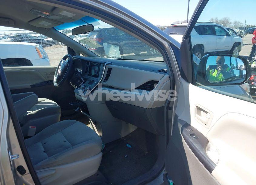 Photo 5 of 2017 Toyota Sienna L 7 PASSENGER (VIN 5TDZZ3DC6HS799116)