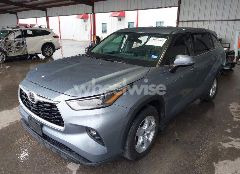 Photo 2 of 2022 Toyota Highlander LE (VIN 5TDZZRAH2NS135247)