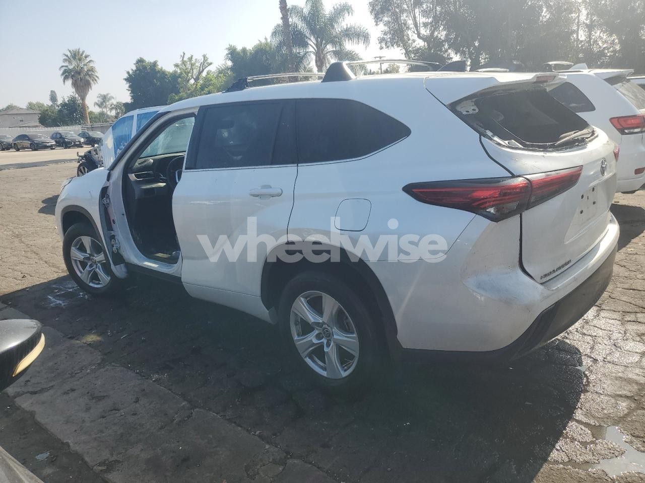 Photo 2 of 2022 TOYOTA HIGHLANDER L (VIN 5TDZZRAH2NS142389)