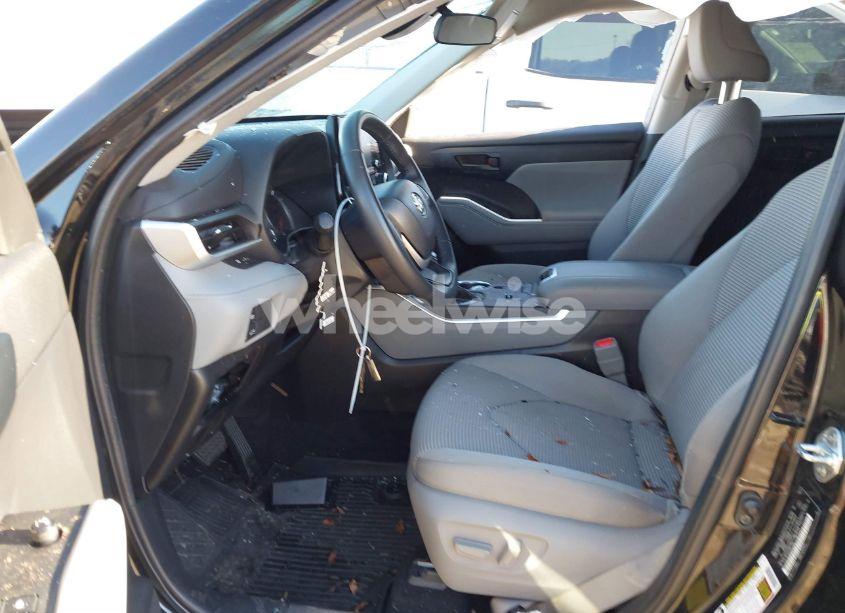 Photo 5 of 2022 Toyota Highlander LE (VIN 5TDZZRAH2NS142568)