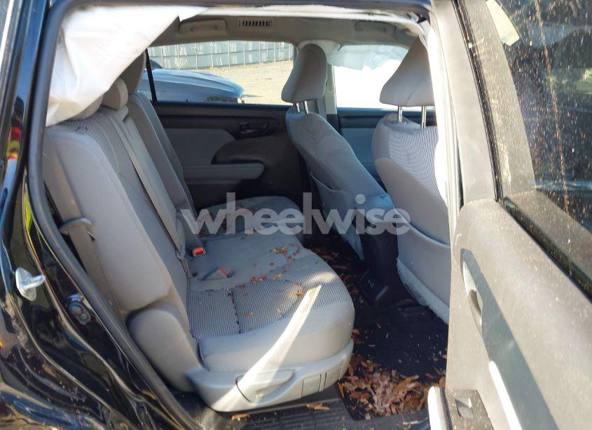 Photo 8 of 2022 Toyota Highlander LE (VIN 5TDZZRAH2NS142568)