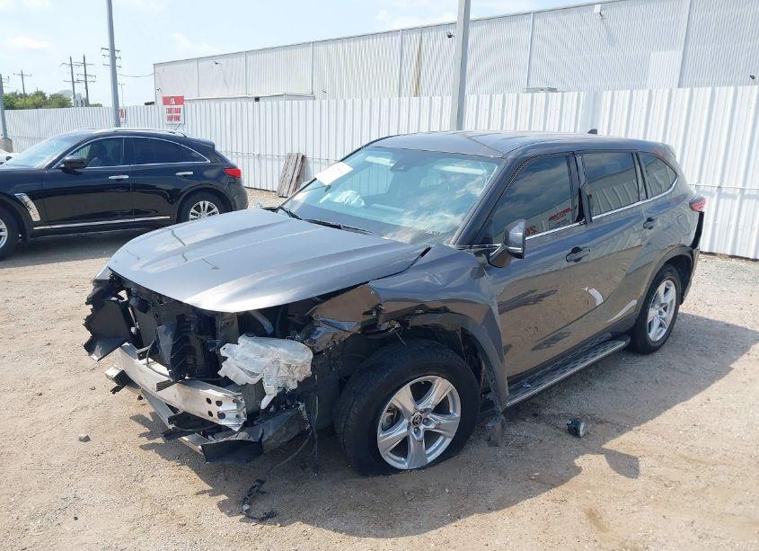 Photo 2 of 2022 Toyota Highlander LE (VIN 5TDZZRAH2NS556532)