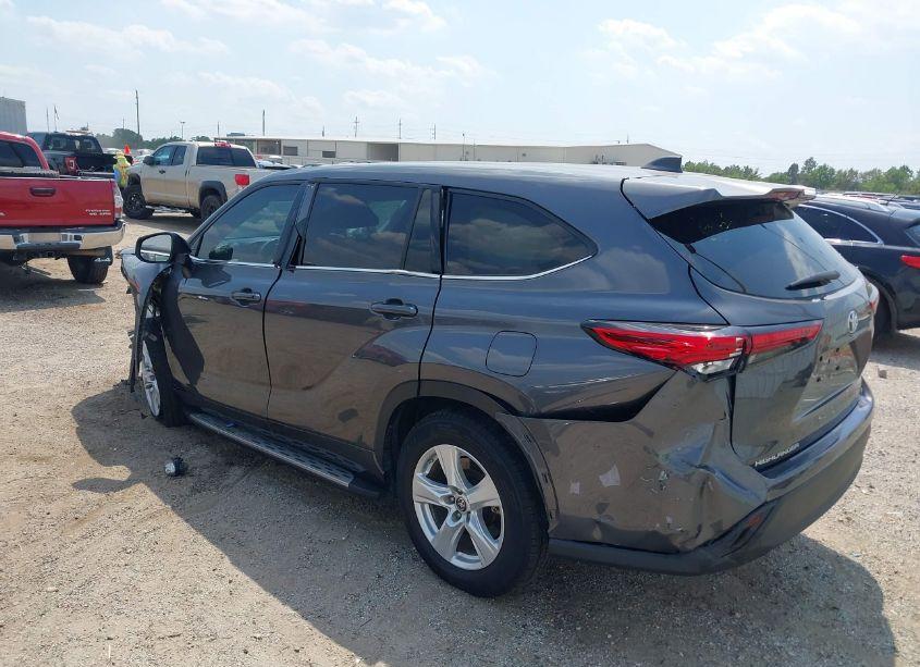 Photo 3 of 2022 Toyota Highlander LE (VIN 5TDZZRAH2NS556532)