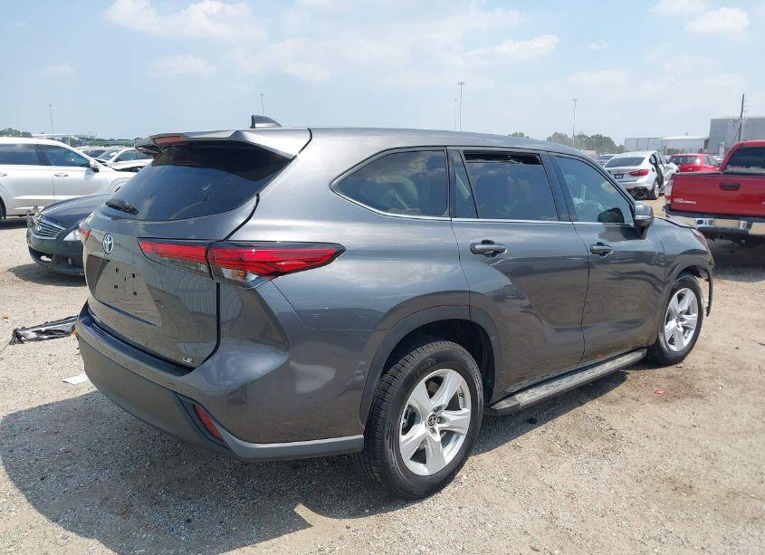 Photo 4 of 2022 Toyota Highlander LE (VIN 5TDZZRAH2NS556532)