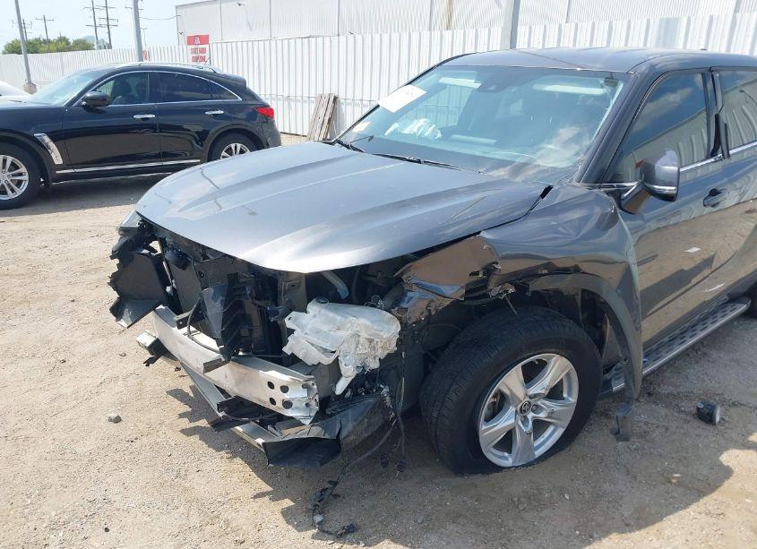 Photo 6 of 2022 Toyota Highlander LE (VIN 5TDZZRAH2NS556532)