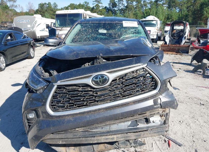 Photo 11 of 2021 Toyota Highlander LE (VIN 5TDZZRAH3MS529869)