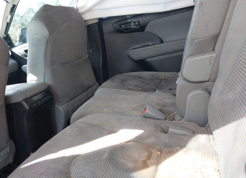 Photo 8 of 2021 Toyota Highlander LE (VIN 5TDZZRAH3MS529869)