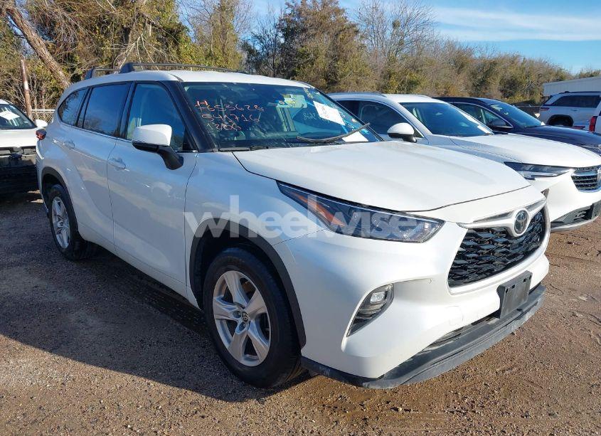 2022 Toyota Highlander LE (VIN 5TDZZRAH3NS541716) main photo